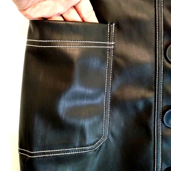 🎁 Zara Faux Leather Mini Skirt, Black w/ White Stitching, Pockets Front Buttons - Picture 4 of 13